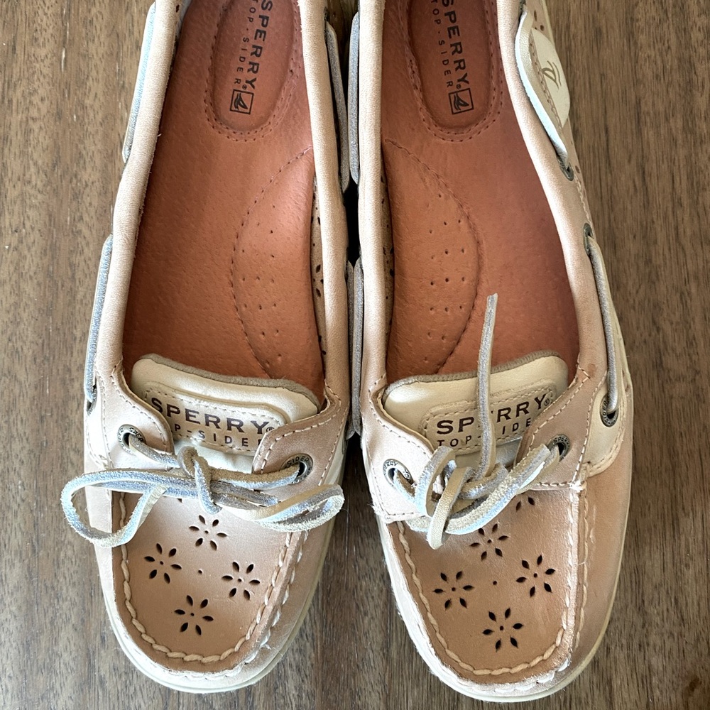 Woman’s sperry top sider with flower design size 7